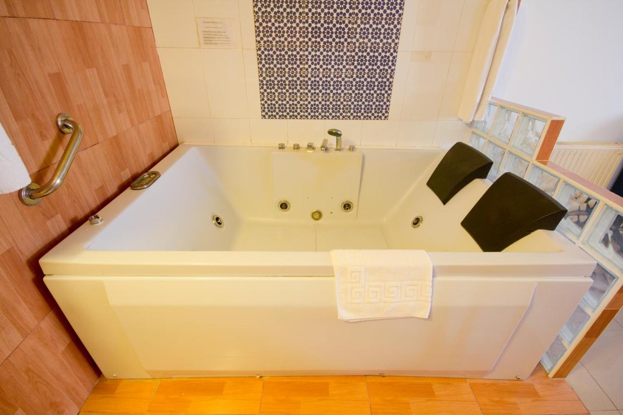 Hostal Nueva Andalucia Alcalá de Guadaira Extérieur photo